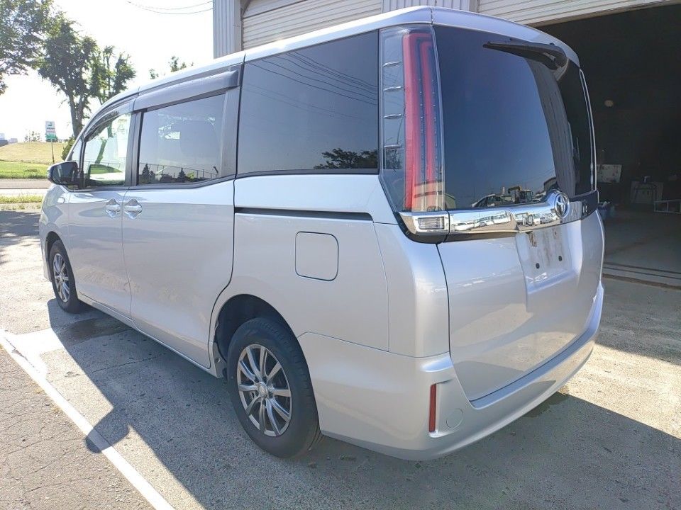 2017 Toyota Noah auction photo 6