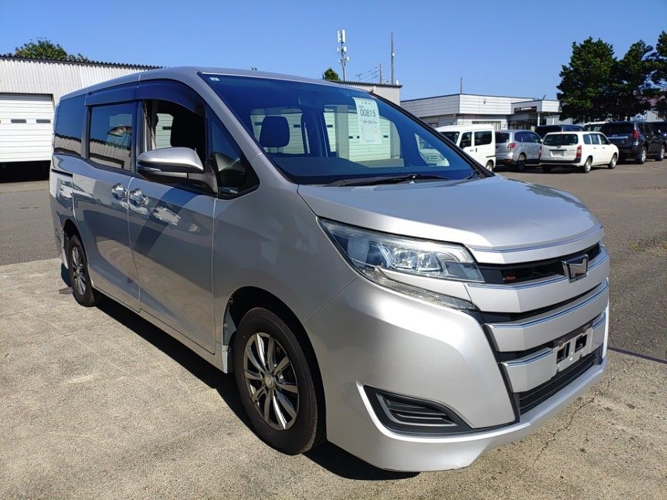 2017 Toyota Noah auction photo 4