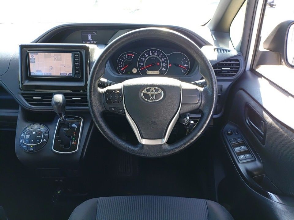 2017 Toyota Noah auction photo 3