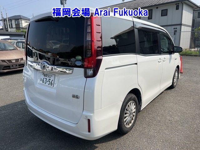 2017 Toyota Noah ワゴン X auction photo 11