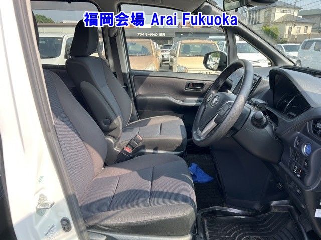 2017 Toyota Noah ワゴン X auction photo 6