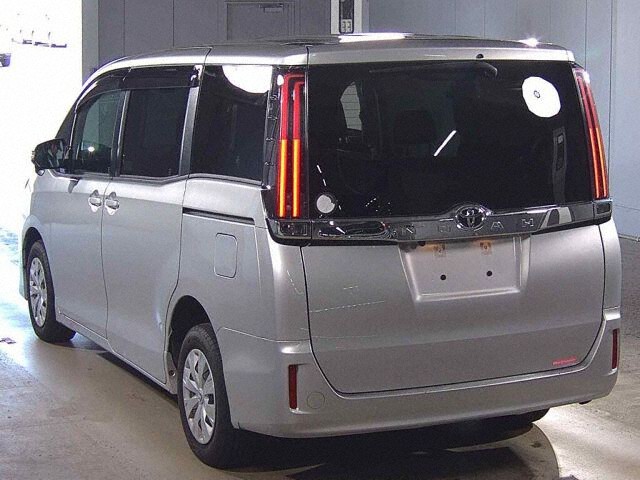 2021 Toyota Noah X 4WD auction photo 2