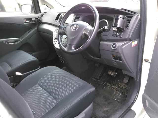 2009 Toyota Isis プラタナ auction photo 3