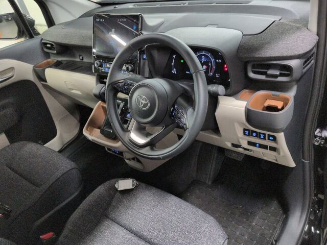 2025 Toyota Sienta Z auction photo 3