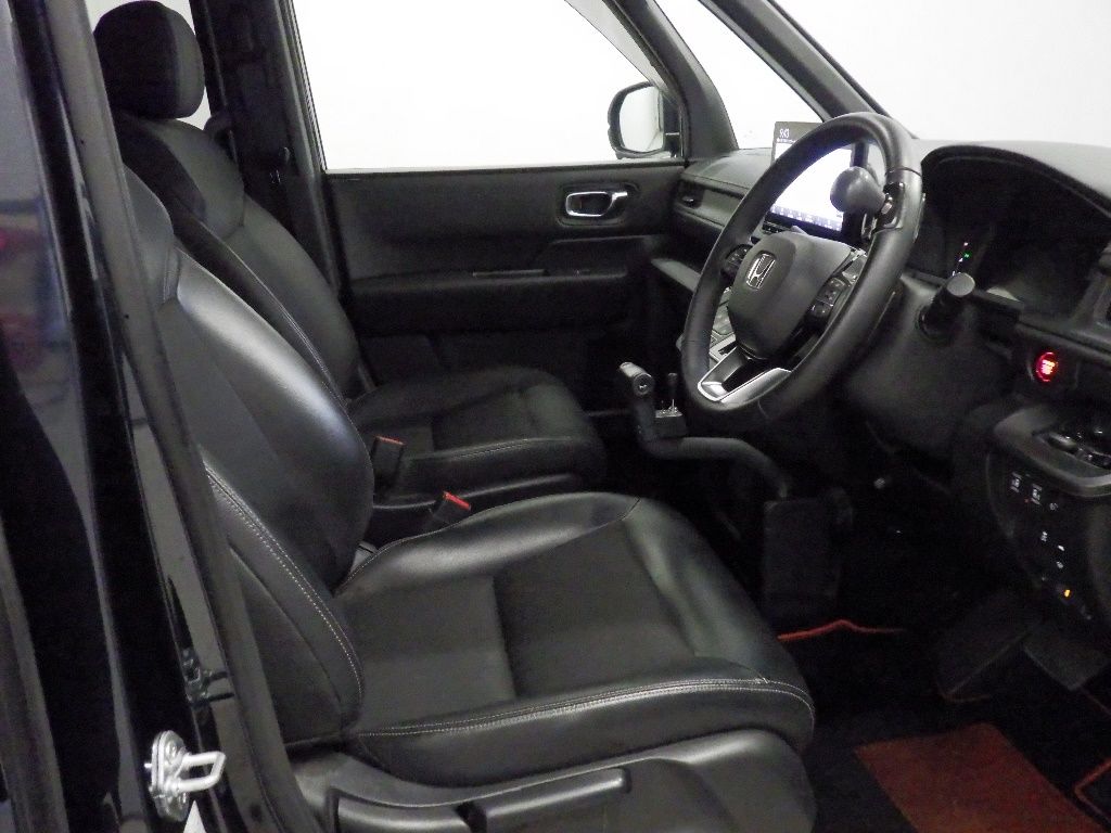 2023 Honda Stepwgn 4WD 7 people auction photo 6