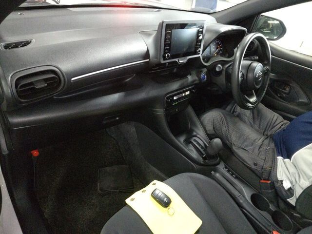2022 Toyota Yaris Hybrid X auction photo 3