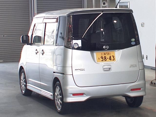 2010 Nissan Roox ハイウェイスター auction photo 2