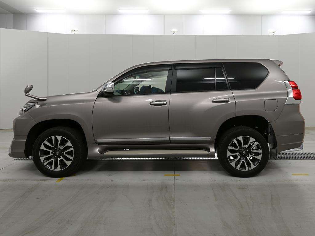 2022 Toyota Land Cruiser Prado TX L Package 4WD auction photo 4