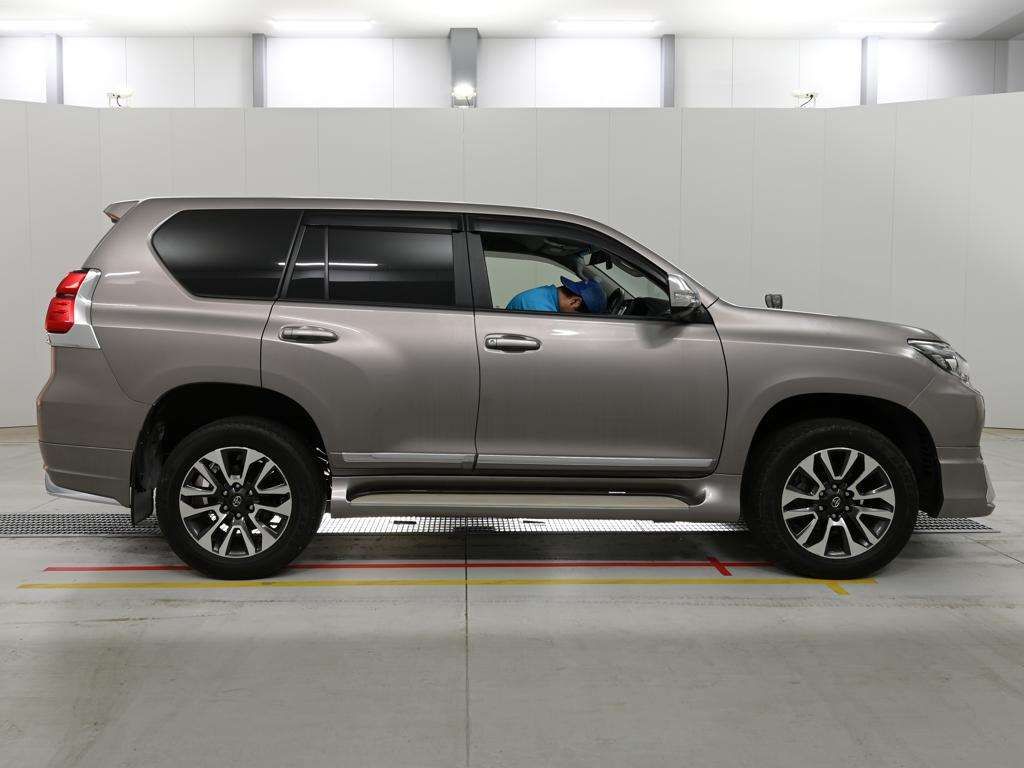 2022 Toyota Land Cruiser Prado TX L Package 4WD auction photo 3