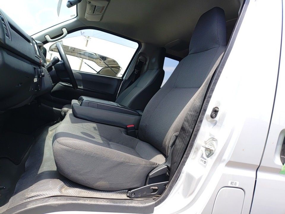2015 Toyota Hiace auction photo 16