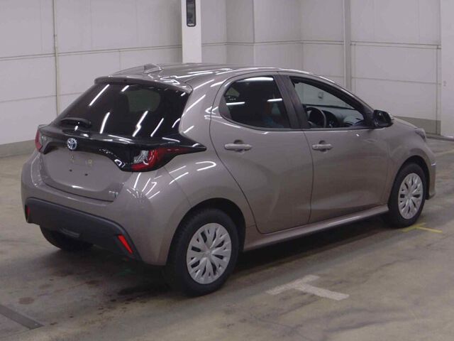 2022 Toyota Yaris ハイブリッドX 4WD auction photo 5