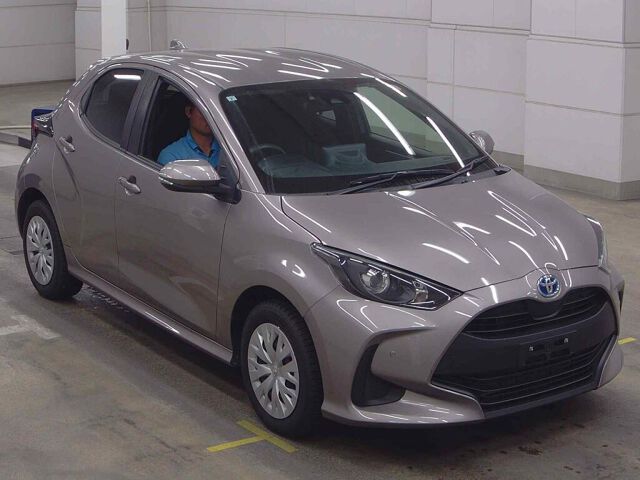 Japan Auction Vehicles 8 2022 Toyota Yaris ハイブリッドX 4WD auction photo