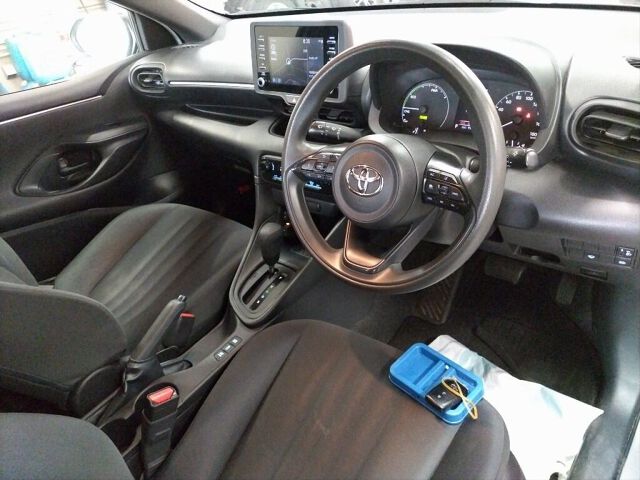 2022 Toyota Yaris ハイブリッドX 4WD auction photo 3