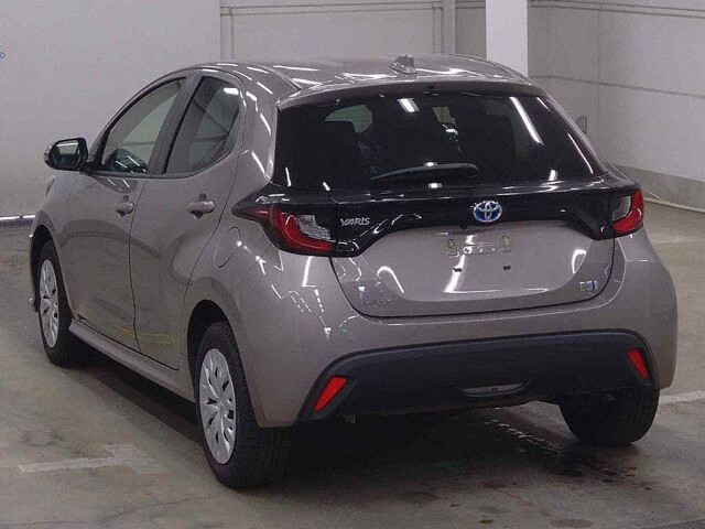 2022 Toyota Yaris ハイブリッドX 4WD auction photo 2