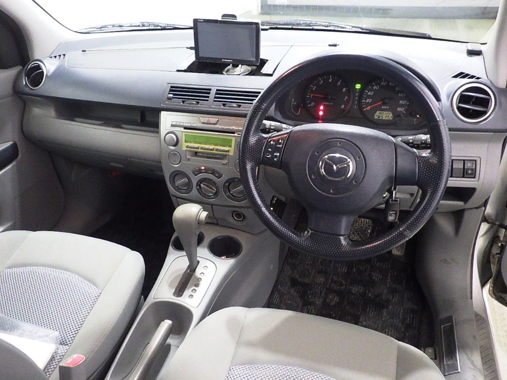 2003 Mazda Demio Casual and stylish auction photo 3