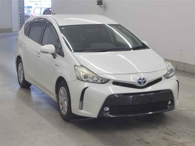 2015 Toyota Prius Alpha S Japan auction vehicle