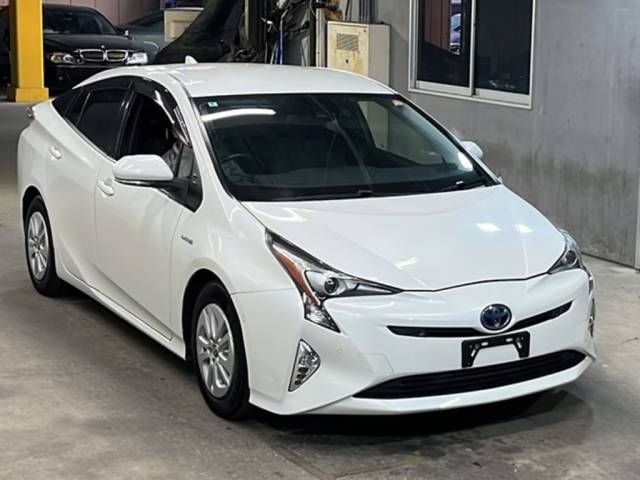 2016 Toyota Prius Sセーフティプラス auction photo 4