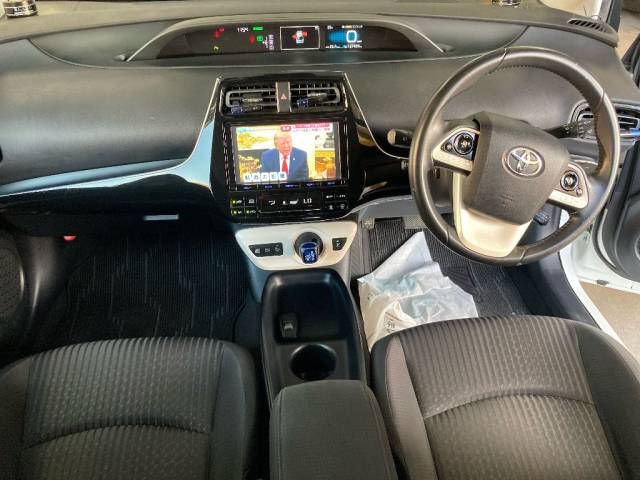 2016 Toyota Prius Sセーフティプラス auction photo 2