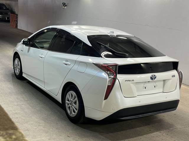 2016 Toyota Prius Sセーフティプラス auction photo 3