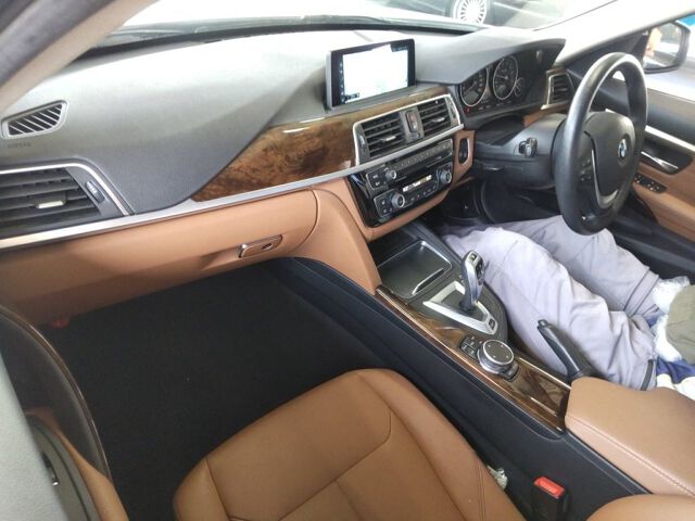 2016 BMW 3 Series 330EラグジIパフ auction photo 3