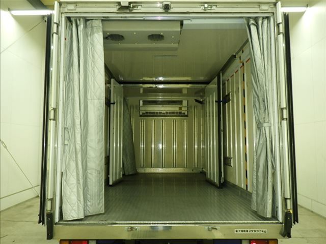 2021 Isuzu Elf Refrigerated and frozen trucks auction photo 4