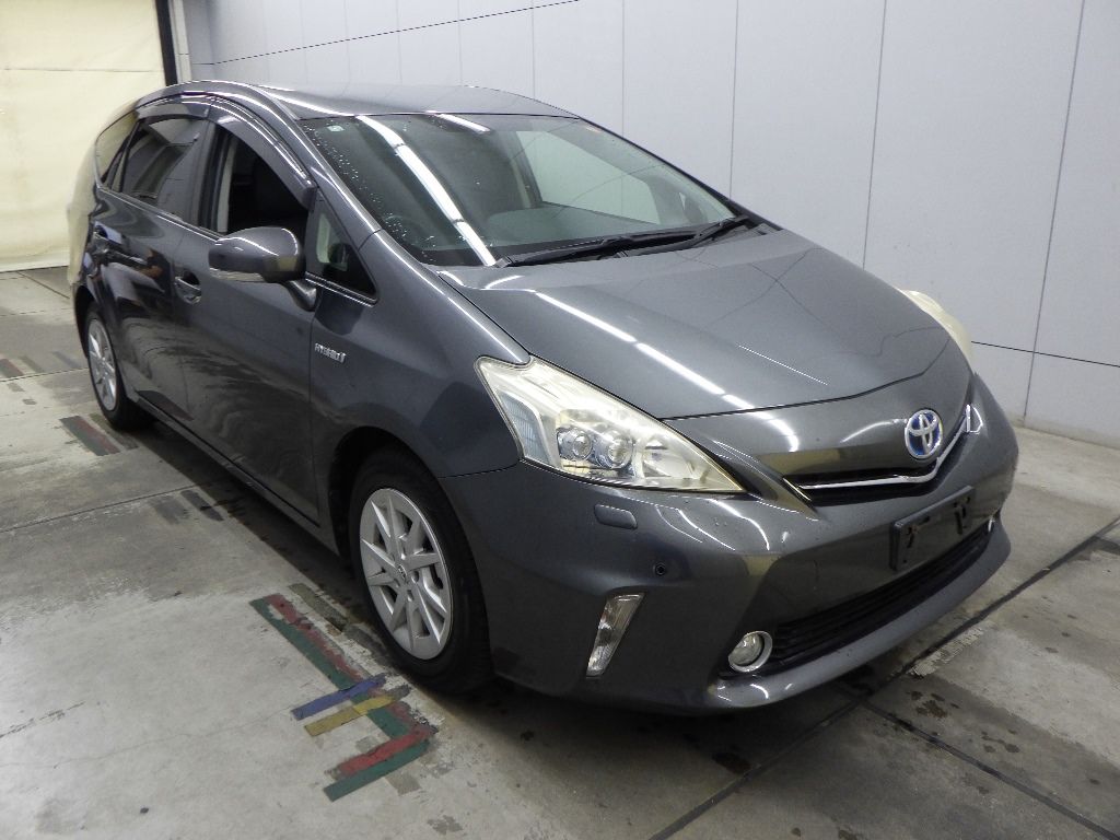 2012 Toyota Prius Alpha G Japan auction vehicle