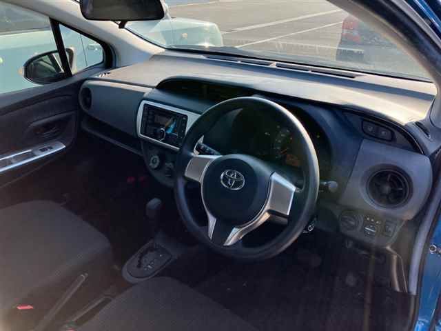 2016 Toyota Vitz F auction photo 3