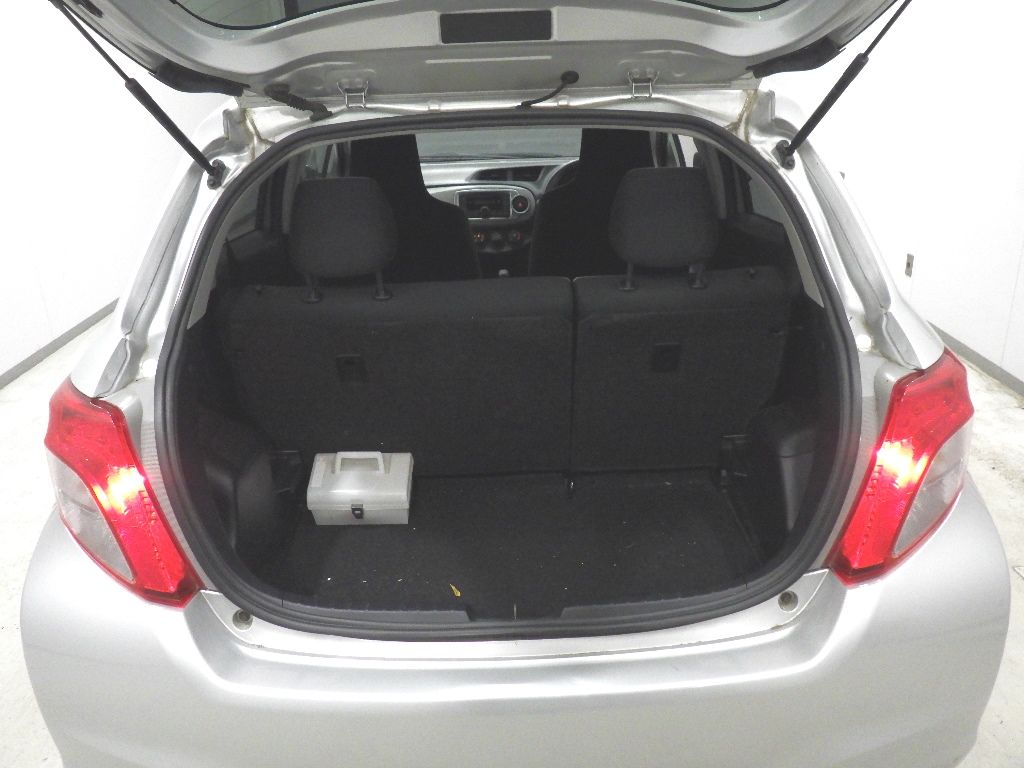 2011 Toyota ヴィッツ 5HB F auction photo 8
