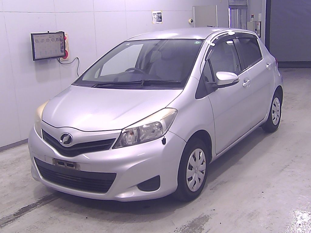 2011 Toyota ヴィッツ 5HB F auction photo 4