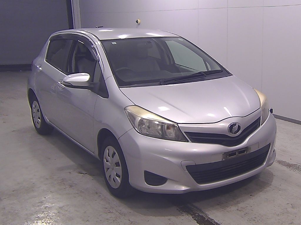 2011 Toyota ヴィッツ 5HB F Japan auction vehicle