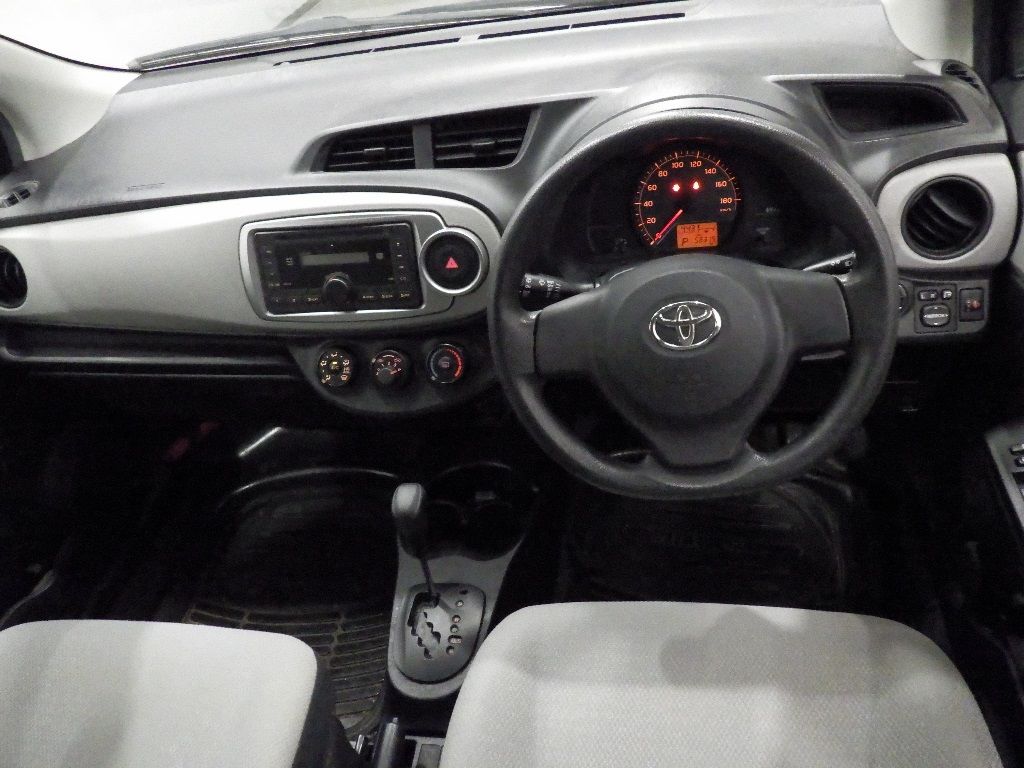 2011 Toyota ヴィッツ 5HB F auction photo 3