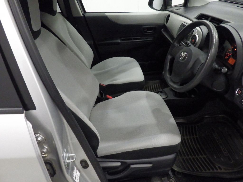 2011 Toyota ヴィッツ 5HB F auction photo 6