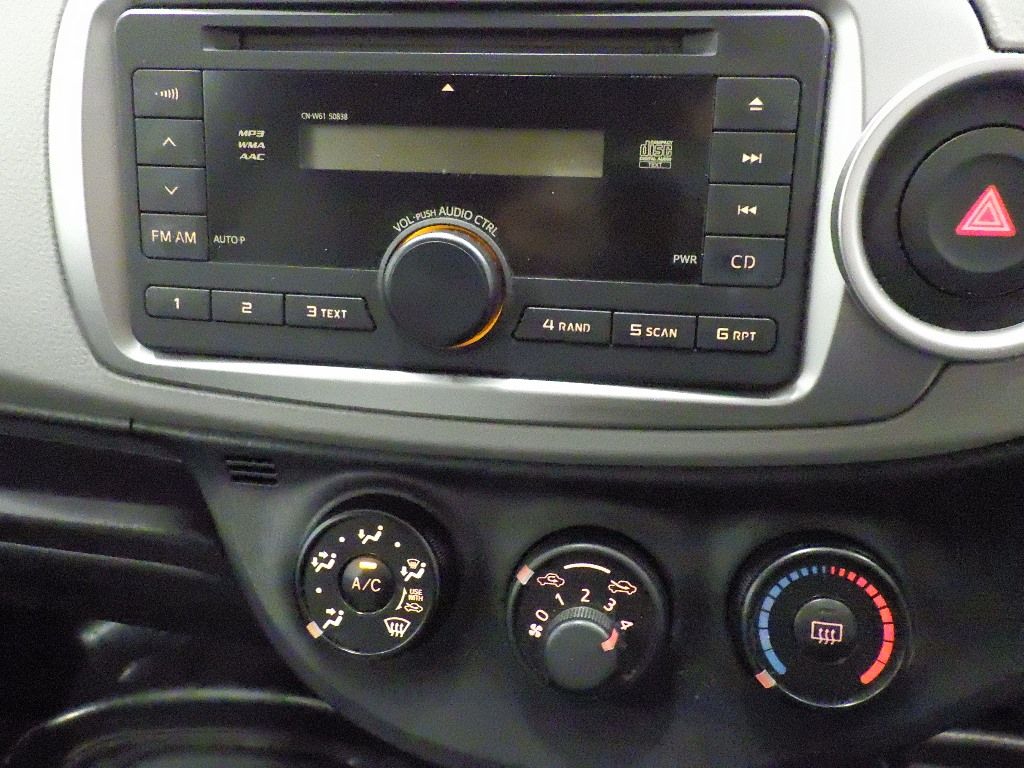 2011 Toyota ヴィッツ 5HB F auction photo 11