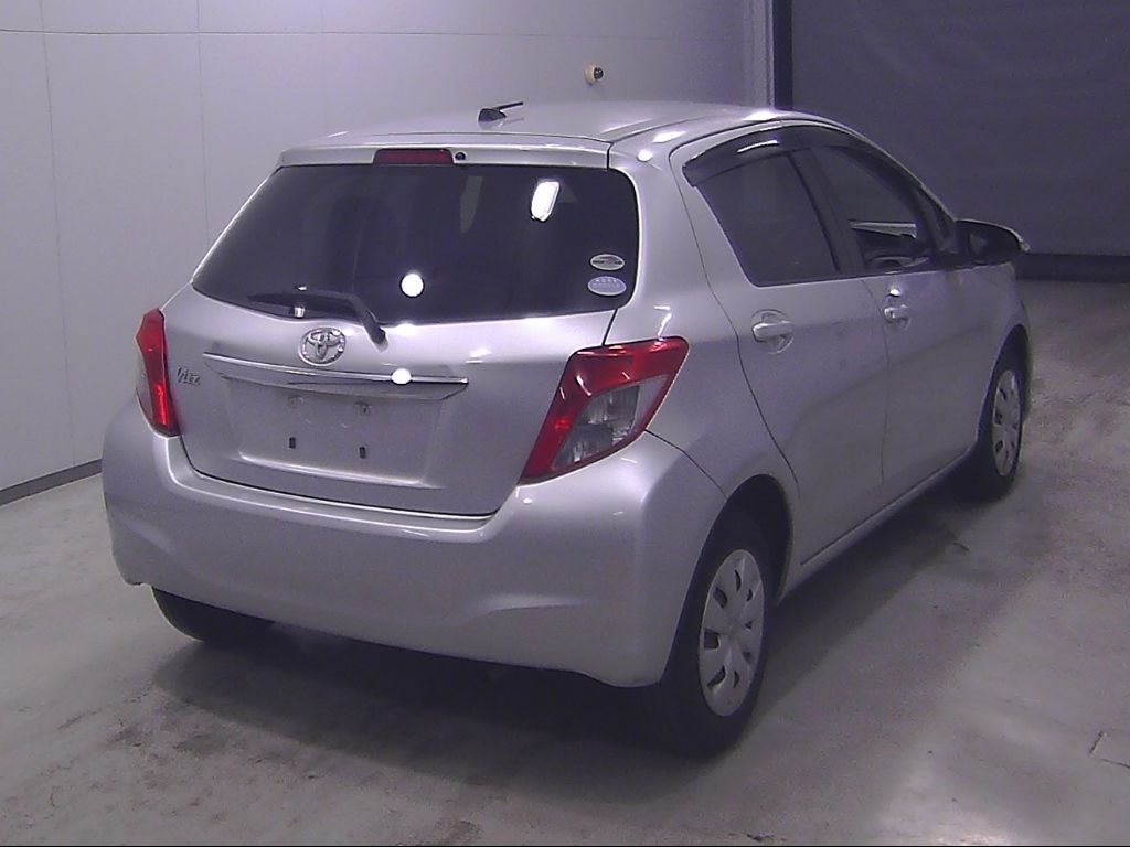 2011 Toyota ヴィッツ 5HB F auction photo 2