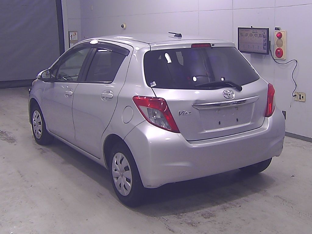 2011 Toyota ヴィッツ 5HB F auction photo 5
