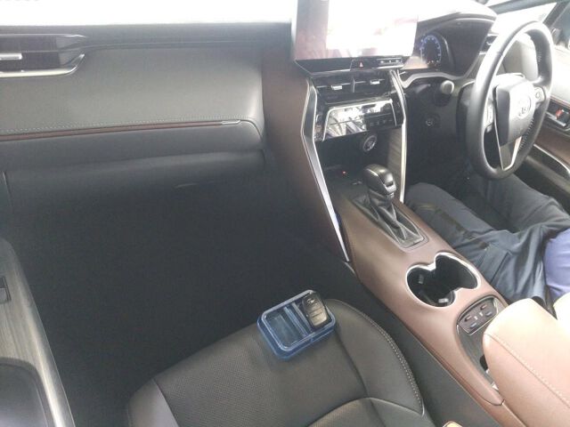 2025 Toyota Harrier Z Leather Package 4WD auction photo 3