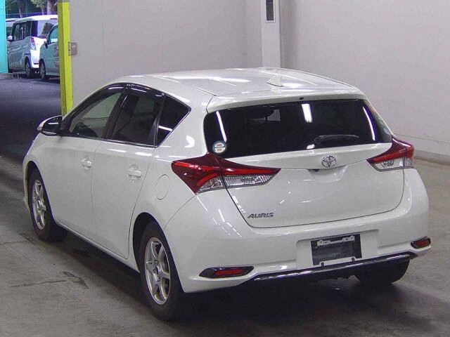 2015 Toyota Auris 150X Sパッケージ auction photo 2