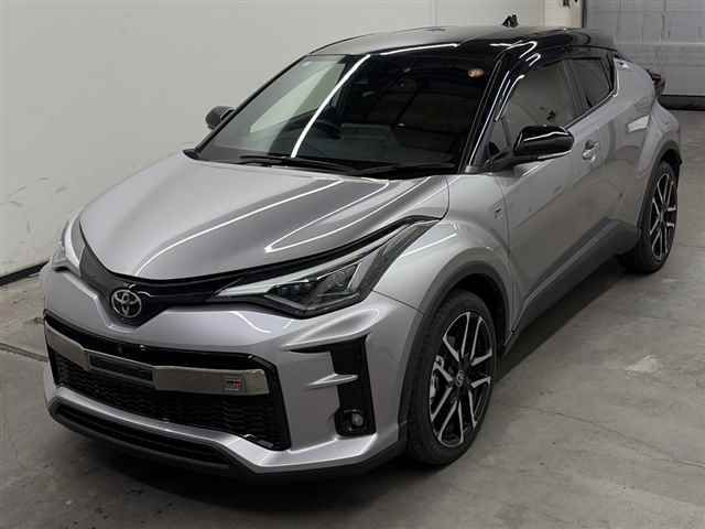 2023 Toyota C-HR S-T GR Sport 4WD auction photo 4