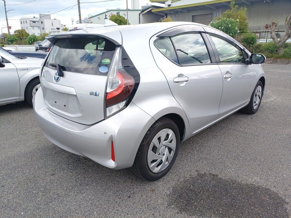 2020 Toyota Aqua auction photo 2