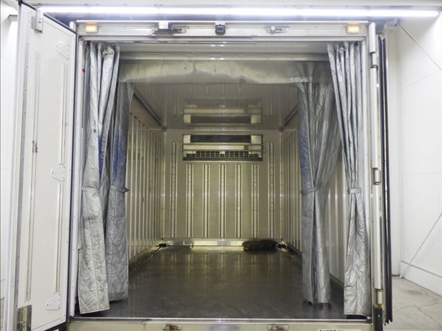2021 Isuzu Elf Refrigerated and frozen trucks auction photo 4