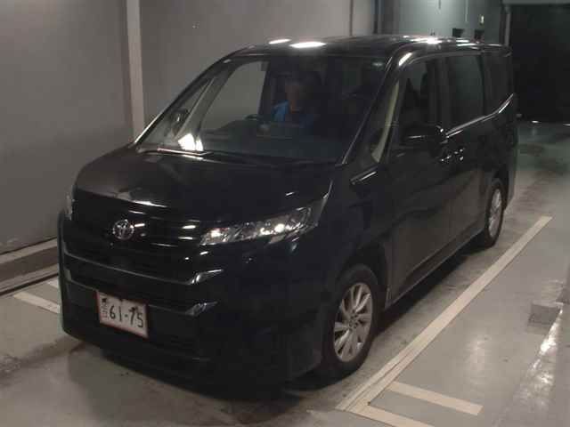 2022 Toyota Noah 4WD G auction photo 4