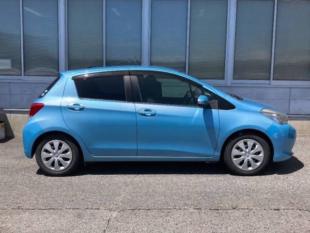 2015 Toyota Vitz ジュエラ auction photo 2