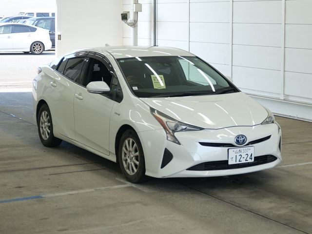 2016 Toyota Prius S Japan auction vehicle
