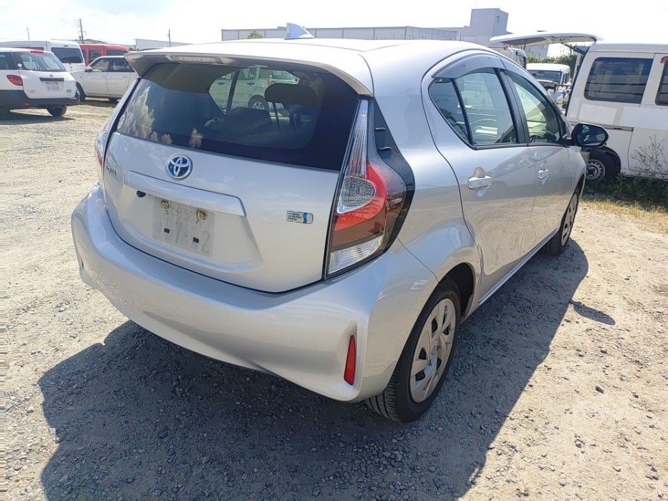 2022 Toyota Aqua auction photo 2