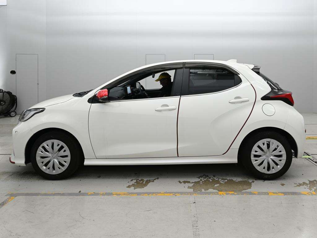 2021 Toyota Yaris ハイブリッドZ auction photo 4