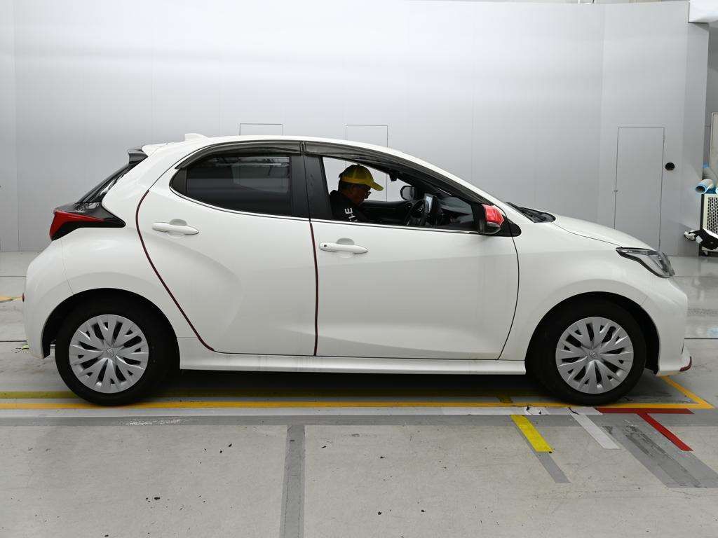 2021 Toyota Yaris ハイブリッドZ auction photo 3