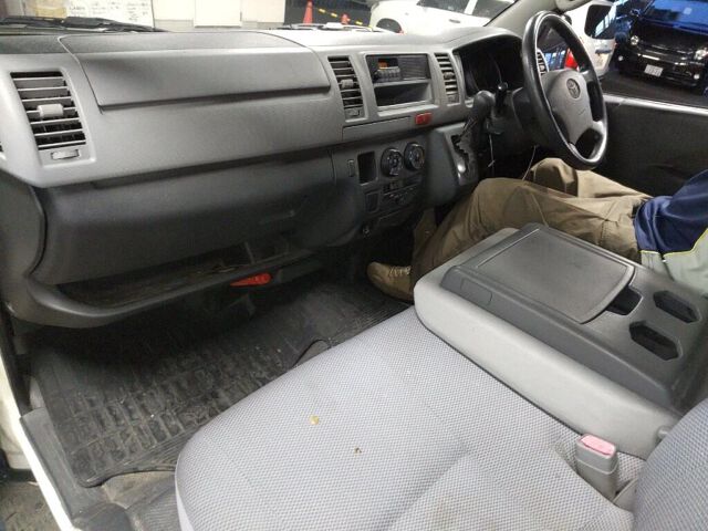 2005 Toyota Hiace ロングDX auction photo 6