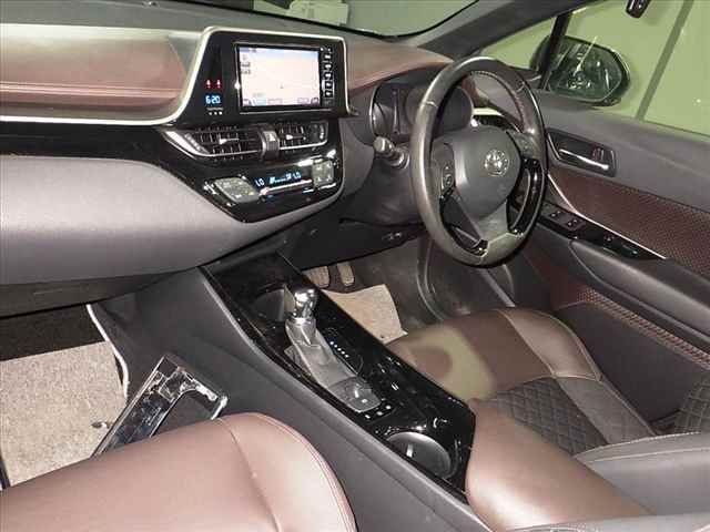 2017 Toyota C-HR G LED Edition auction photo 5