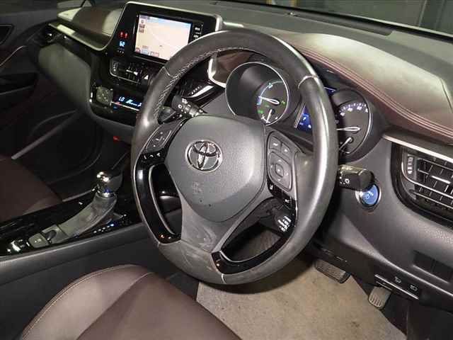 2017 Toyota C-HR G LED Edition auction photo 8