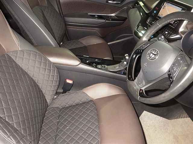2017 Toyota C-HR G LED Edition auction photo 9